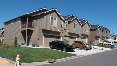 Logan Place Village Townhomes in Camas, WA - Building Photo - Building Photo