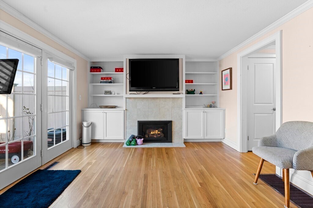 11 Oak St in Wellesley, MA - Building Photo