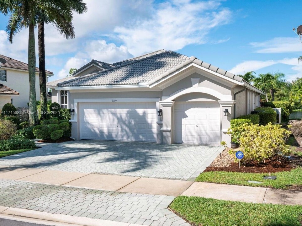 2150 Quail Roost Dr in Weston, FL - Building Photo