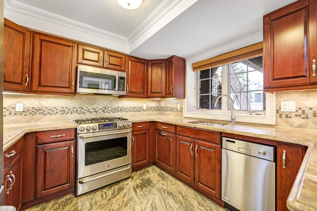 2132 Linwood Ave in Fort Lee, NJ - Building Photo - Building Photo