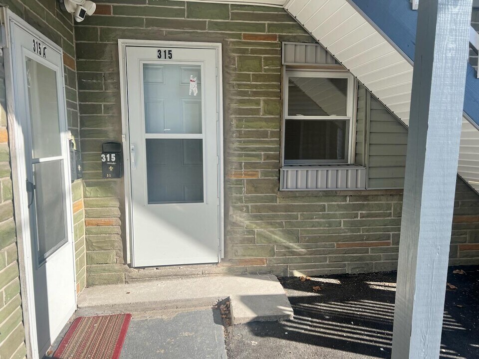 315 W 11th St, Unit 315 apartment in Hazleton, PA - Foto de edificio