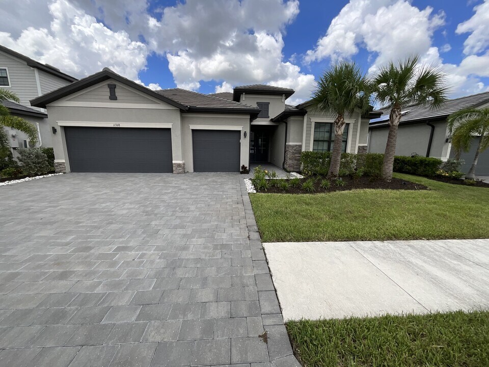 11368 Canopy Loop in Ft. Myers, FL - Building Photo