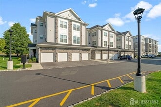 33 Veterans Wy in Morris Plains, NJ - Building Photo - Building Photo