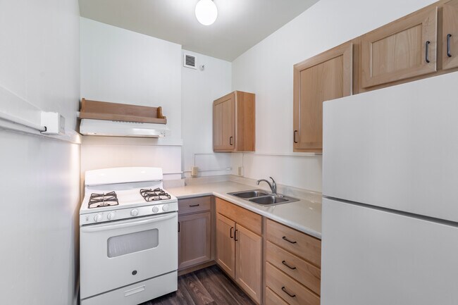Cambridge Apartments in Seattle, WA - Building Photo - Interior Photo