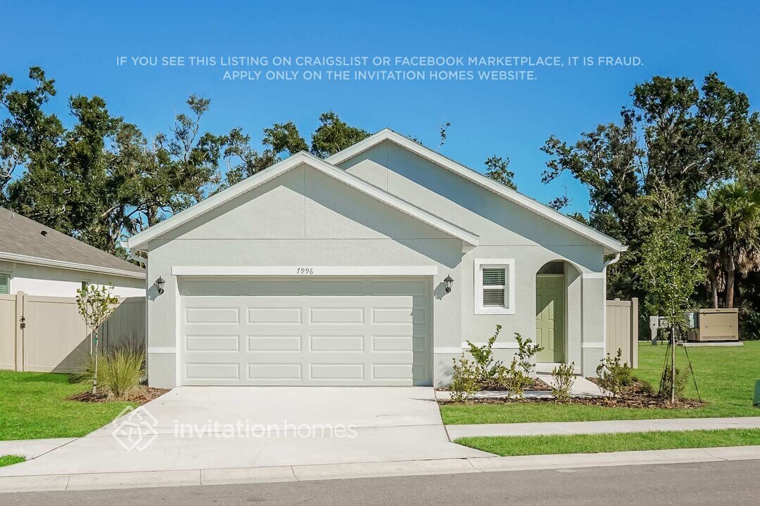7996 Majestic Palms Ct in Venice, FL - Building Photo