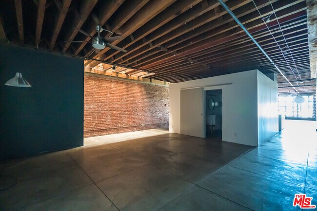 100 W 5th St-Unit -3D in Long Beach, CA - Building Photo - Building Photo