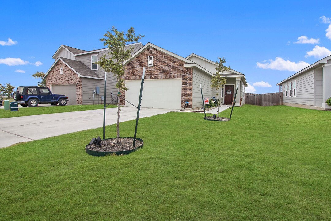 105 Bell Rings Dr in Jarrell, TX - Building Photo