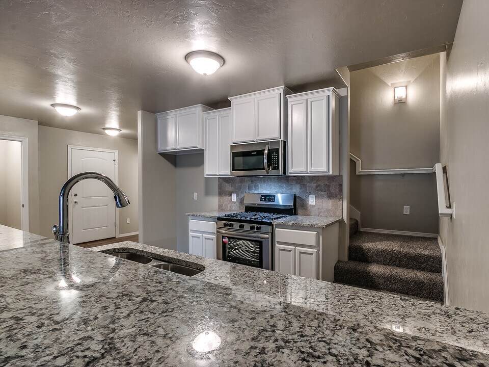 2125 Buena Vida Ln in Edmond, OK - Building Photo