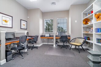 Point Royale in Victoria, TX - Building Photo - Interior Photo
