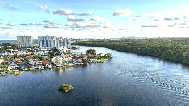 400 Sunny Isles Blvd in Sunny Isles Beach, FL - Building Photo - Building Photo