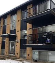 10416 86th Ave NW in Edmonton, AB - Building Photo