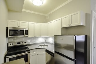 823 W Lakeside Pl, Unit A01C in Chicago, IL - Foto de edificio - Building Photo