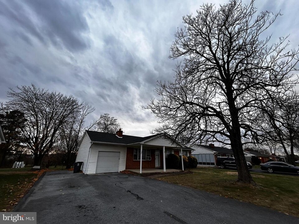 760 Jordan Springs Rd in Stephenson, VA - Foto de edificio