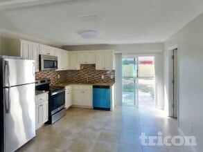 7812 Tiburon Dr in Largo, FL - Building Photo - Building Photo