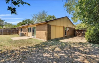 411 McKinley St in Cedar Hill, TX - Building Photo - Building Photo