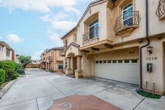 1018 W Huntington Dr in Arcadia, CA - Building Photo - Building Photo