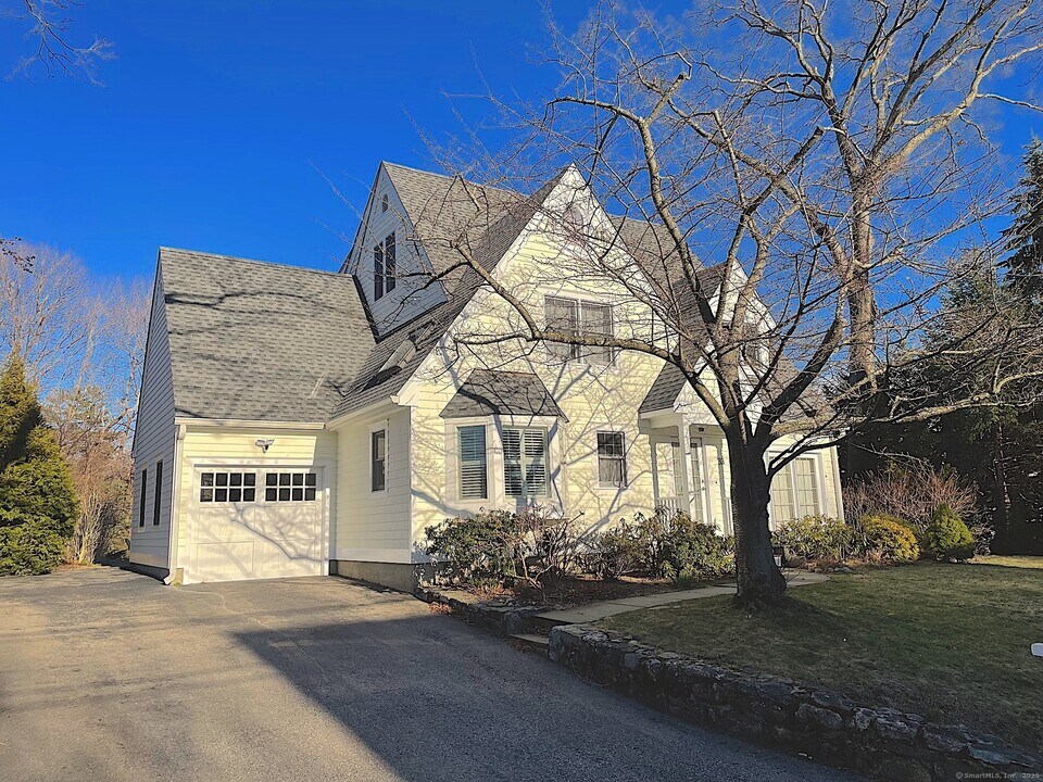 33 Beach Dr in Darien, CT - Building Photo