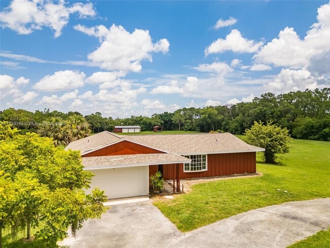 property at 25 SW Appaloosa St