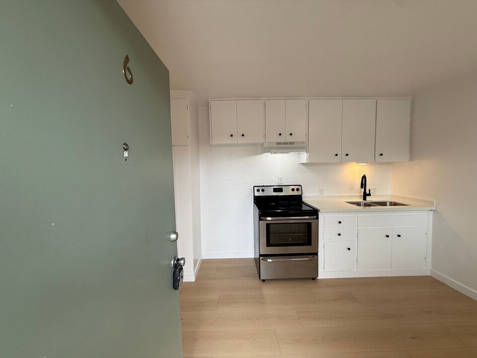 15634 Leadwell St in Los Angeles, CA - Building Photo