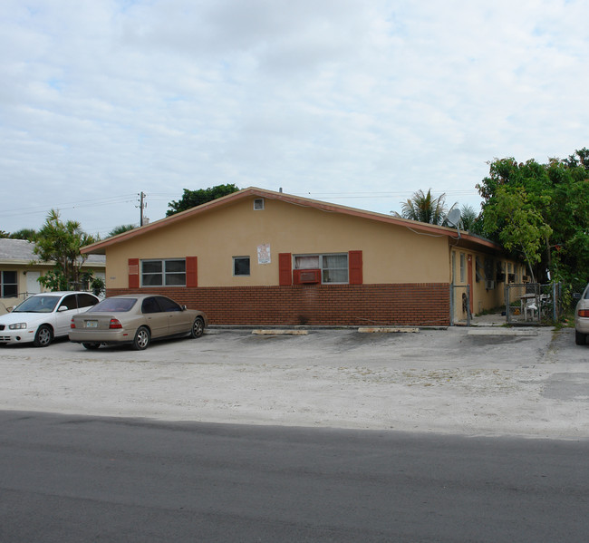 2721 SW 8th St in Fort Lauderdale, FL - Building Photo - Building Photo