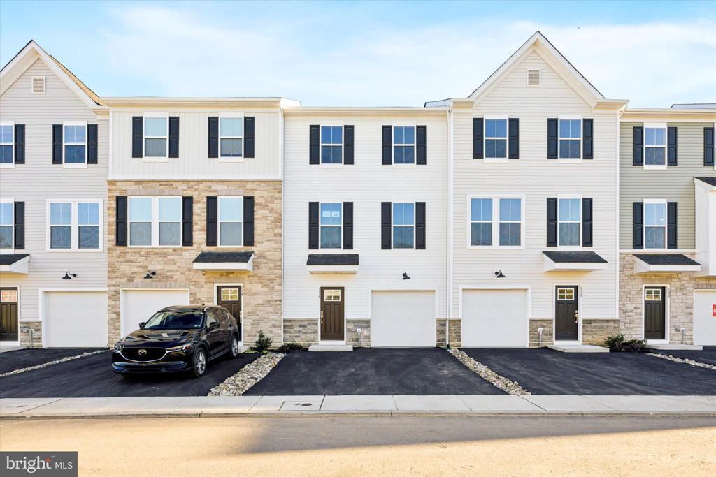 116 Abramo Victor Dr in Downingtown, PA - Building Photo