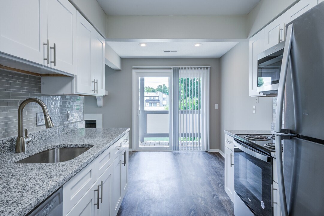 Lakeside Crossing at Eagle Creek Apartments and Townhomes in Indianapolis, IN - Foto de edificio