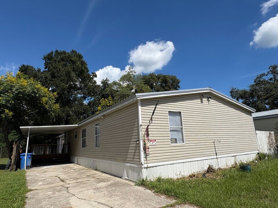 10536 Bay Hills Cir in Thonotosassa, FL - Foto de edificio