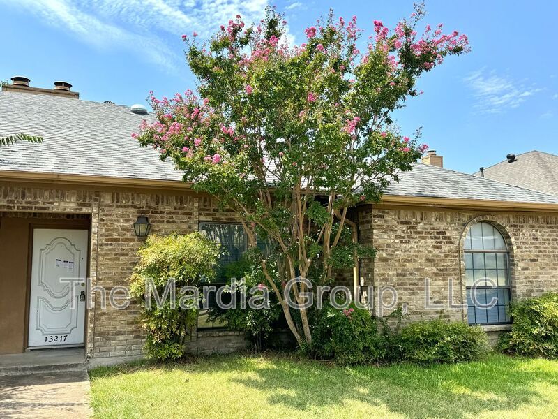 13217 Fall Manor Dr in Dallas, TX - Building Photo