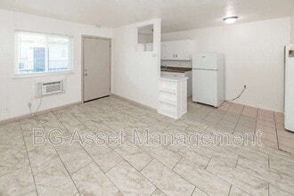 728 Darina Ave in Sacramento, CA - Foto de edificio - Building Photo