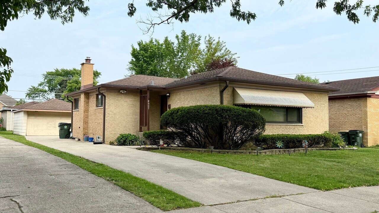 8507 N Olcott Ave in Niles, IL - Building Photo