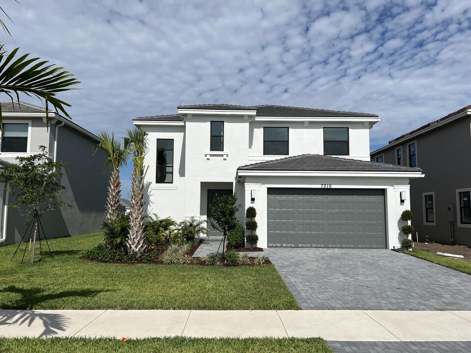 7215 Montereal Path in Greenacres, FL - Building Photo