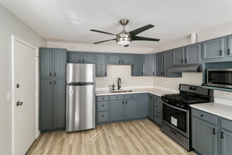 215 E Maxon Ln in Streamwood, IL - Building Photo - Building Photo