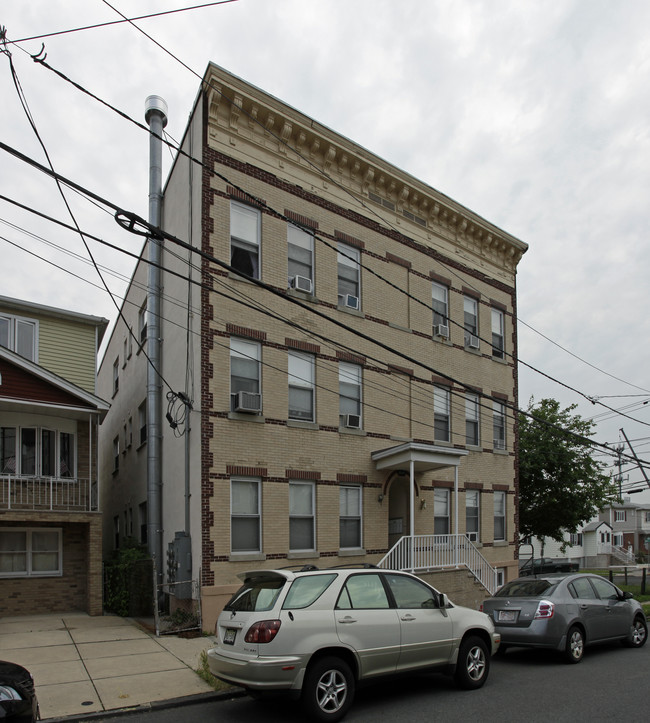 85 E 27th St in Bayonne, NJ - Building Photo - Building Photo