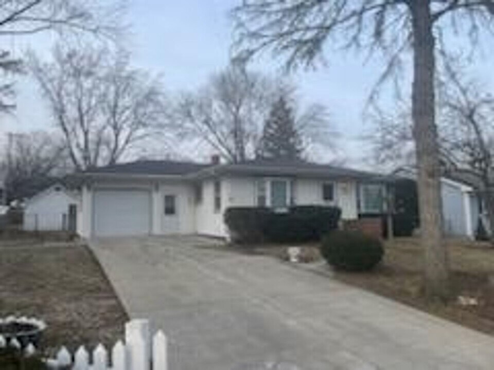 17806 W Winnebago Dr in Grayslake, IL - Building Photo