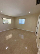 6125 Hayes St in Hollywood, FL - Building Photo - Building Photo