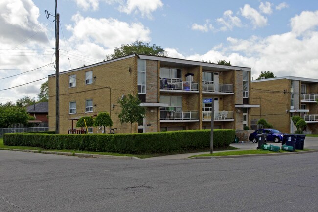 238-240 Wilmington Ave in Toronto, ON - Building Photo - Primary Photo