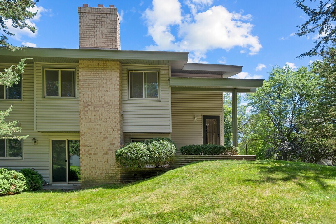 9774 Dorset Ln in Eden Prairie, MN - Building Photo