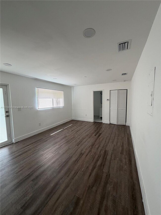 2168 NW 91st St in Miami, FL - Foto de edificio - Building Photo