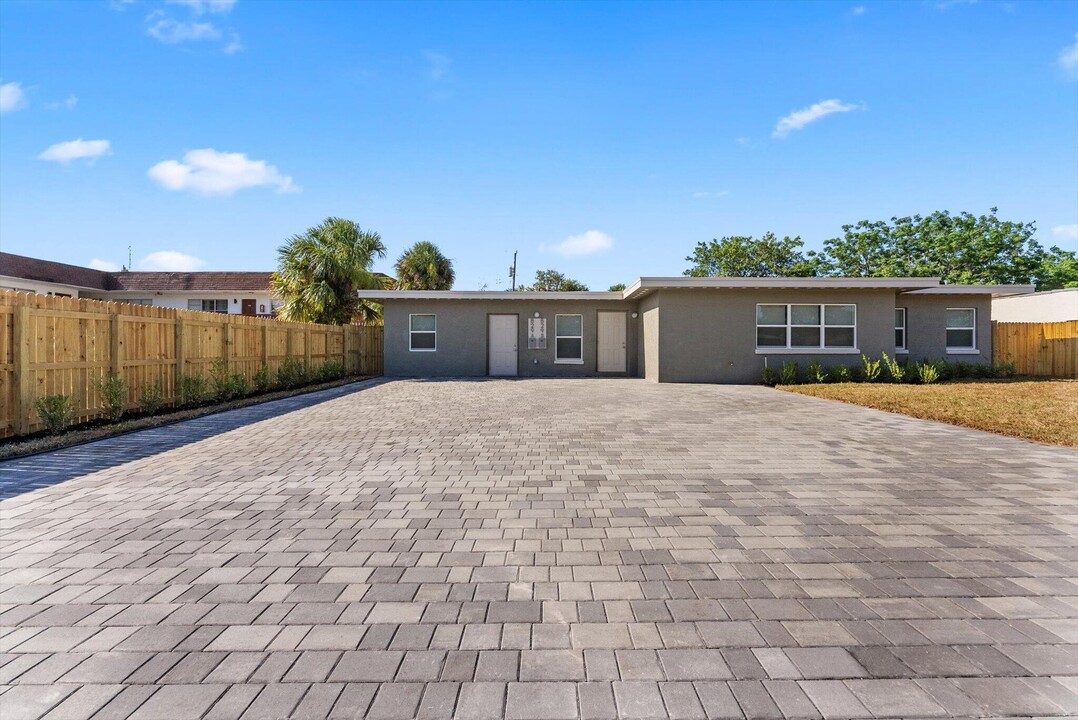 829 Bayberry Dr in West Palm Beach, FL - Building Photo