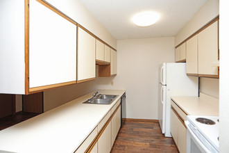 Pine Pointe Apartments in St. Cloud, MN - Building Photo - Interior Photo