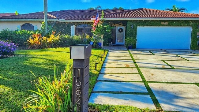 property at 15820 Sedgewyck Cir N