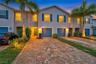 15376 Wildflower Cir in Naples, FL - Building Photo