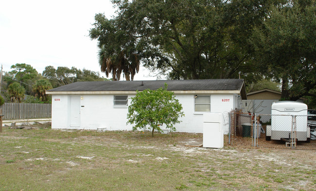 6209 Sheldon Rd in Tampa, FL - Foto de edificio - Building Photo