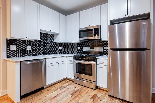 655 W Wrightwood Ave, Unit DS-213 in Chicago, IL - Building Photo - Building Photo