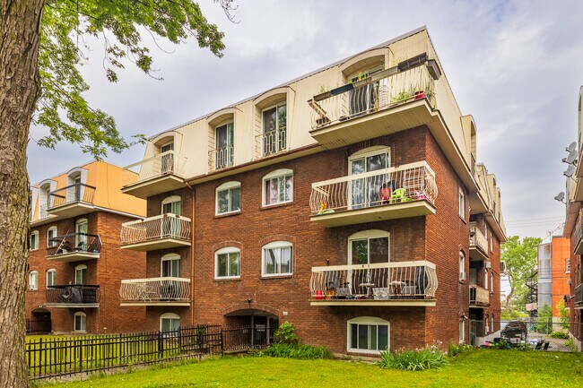 6351 Maurice-Duplessis Boul in Montréal, QC - Building Photo - Building Photo