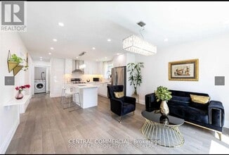 38 Child Dr in Aurora, ON - Building Photo - Building Photo