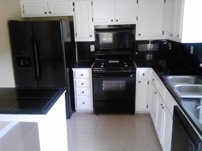 5866 Summerglen Ln in Atlanta, GA - Foto de edificio - Building Photo