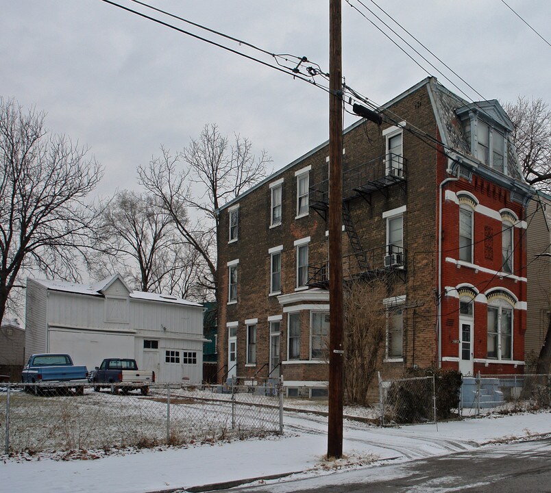 2953 Massachusetts Ave in Cincinnati, OH - Building Photo