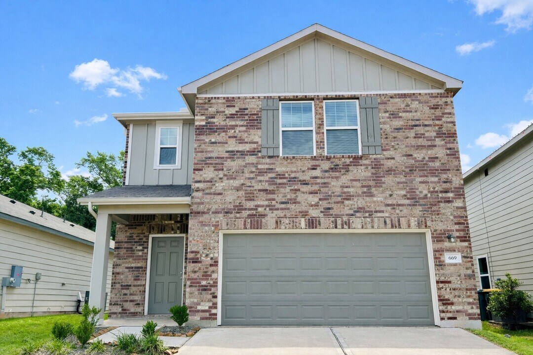 669 Amesbury Rd in Montgomery, TX - Building Photo