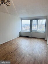 1330 New Hampshire Ave NW in Washington, DC - Foto de edificio - Building Photo